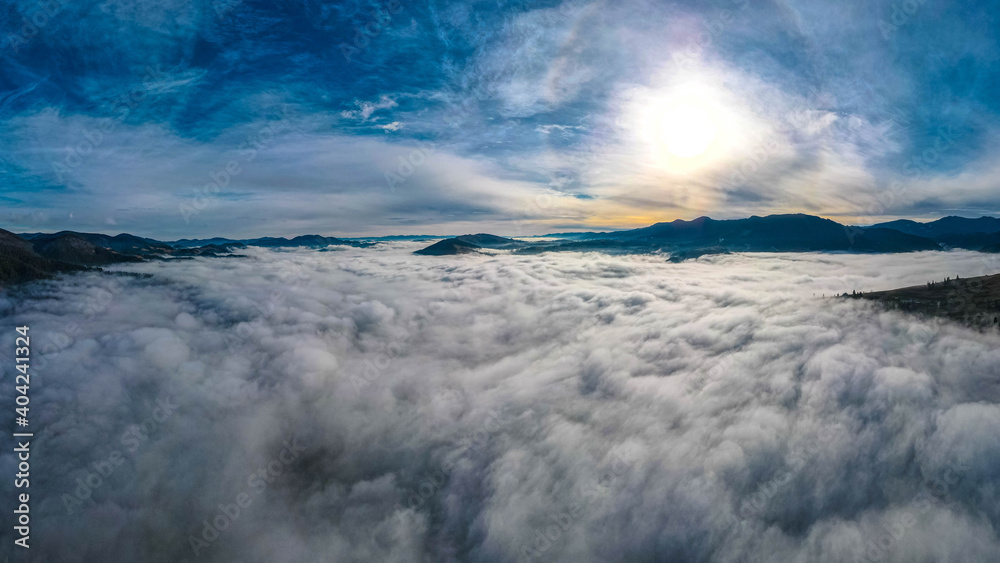 Obraz premium mountains tops high above clouds fog
