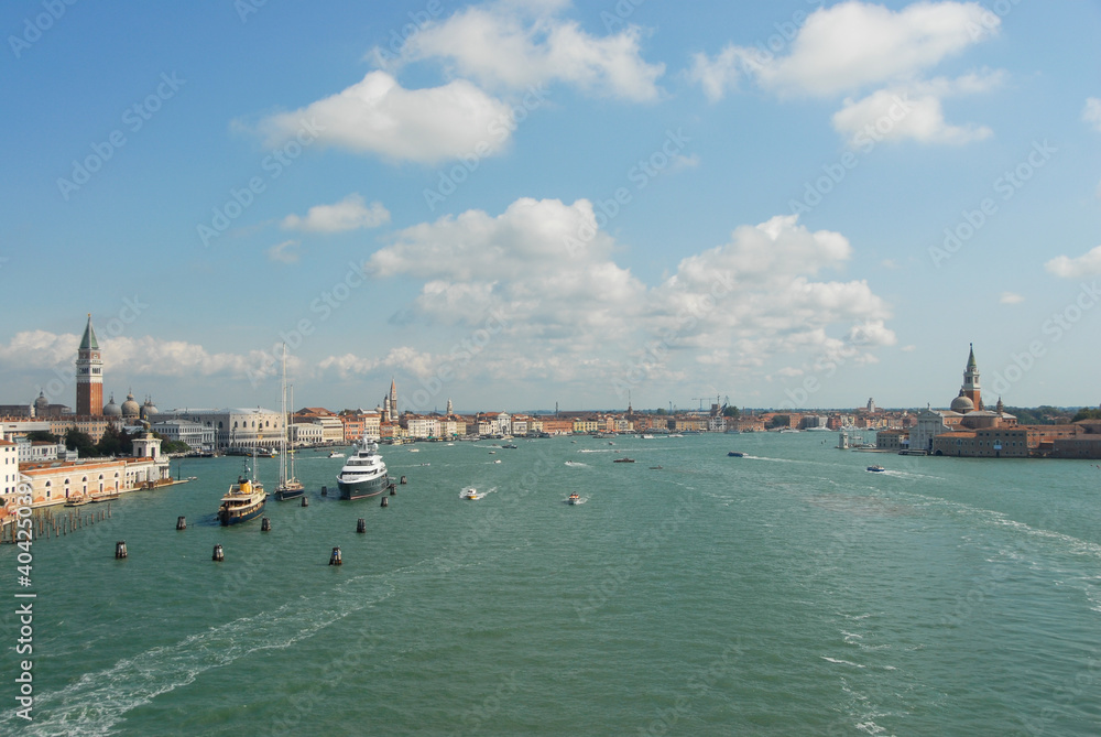 Naklejka premium Panoramic view of Venice with Bacino of St Mark