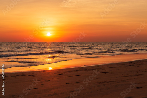 Fototapeta Naklejka Na Ścianę i Meble -  Beautiful sunset. Landscape of island beach. Colorful ocean beach sunset.