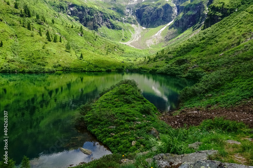 Fototapeta Naklejka Na Ścianę i Meble -  mountain lake between green mountain while hiking