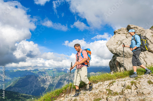 Zwei Wanderer in den Allgäuer Alpen