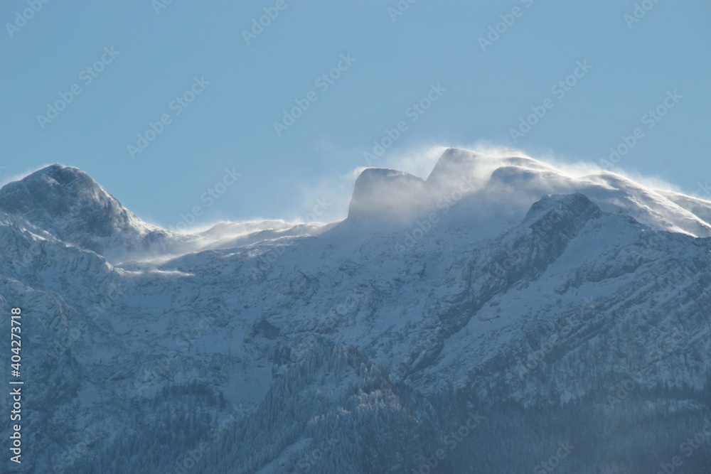 Obraz premium Snow-covered mountains in Kuchl, Salzburger Land, Austria. The warm föhn wind from the south blows over the mountain peaks. Salzburg, Austria, Europe.