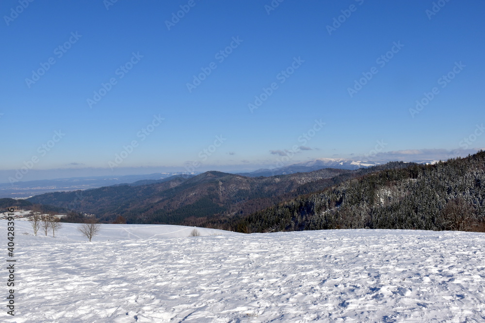 Blick vom Geiersnest bei Freiburg über den verschneiten Schwarzwald Blick vom Geiersnest bei Freiburg über den verschneiten Schwarzwald