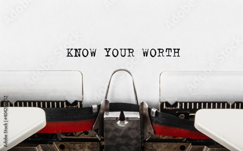 Foto Text KNOW YOUR WORTH typed on retro typewriter;