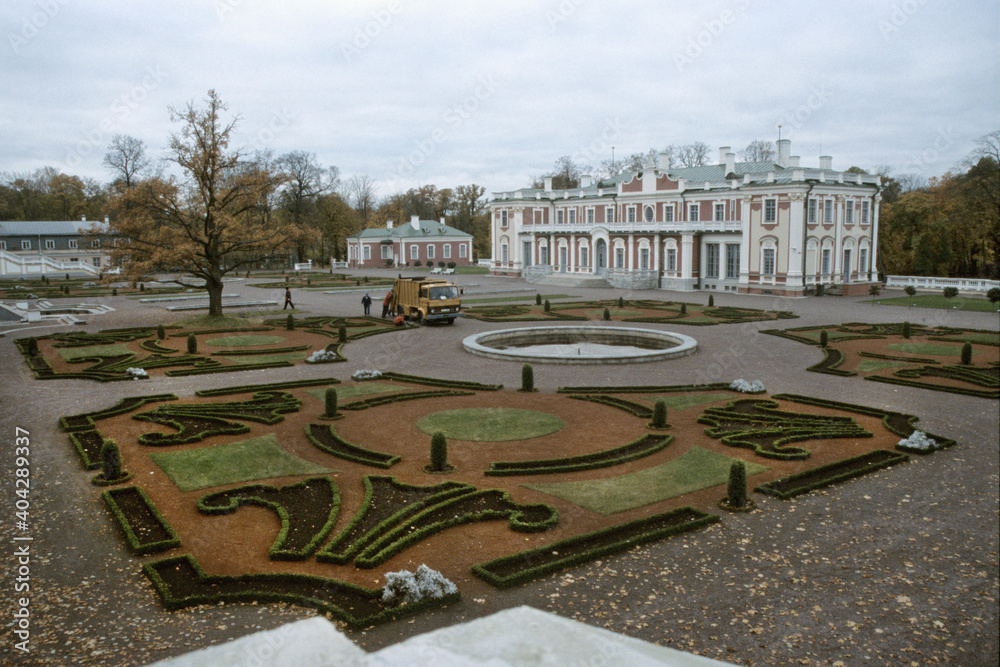 Naklejka premium Herbst im Schlosspark Kadriorg bei Tallinn