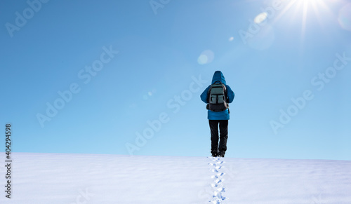 Person mit Blaue Jacke wandert im Schnee
