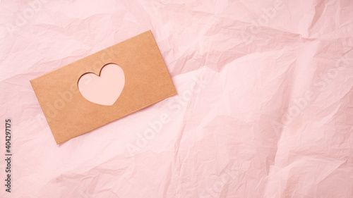 Foto Declaration of love in a letter on a pink background