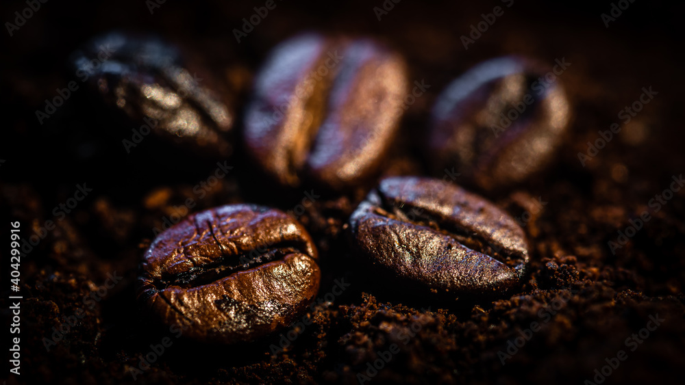Makro Kaffeebohnen auf gemahlenem Kaffeepulver
