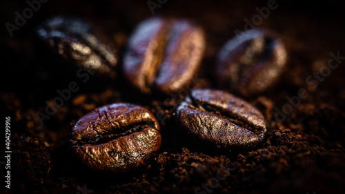 Makro Kaffeebohnen auf gemahlenem Kaffeepulver © dietwalther