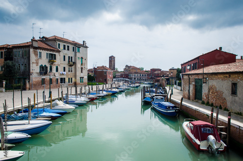 Canala di Murano Venezia sotto un cielo nuvoloso © Andrea Vismara
