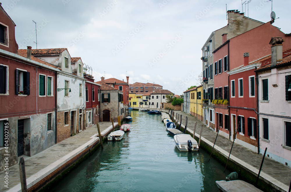 Canala di Murano Venezia sotto un cielo nuvoloso