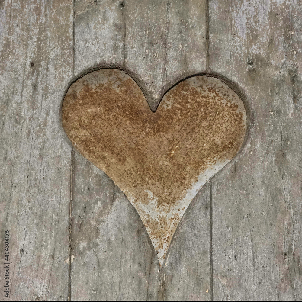 Obraz premium A grunge heart made of rusty iron