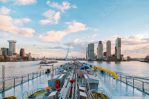 Foto Binnenvaart, Translation Inlandshipping on the river Nieuwe Maas Rotterdam Netherlands during sunset hours, Gas tanker vessel Rotterdam oil and gas transport