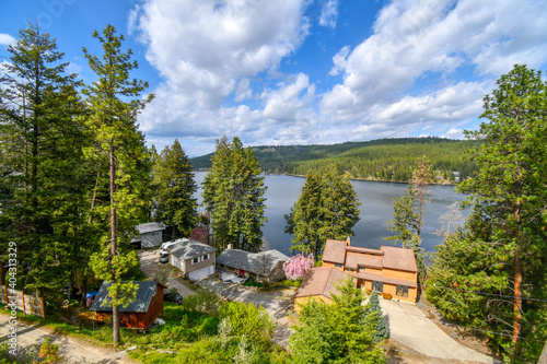 Foto View from above an upscale waterfront community along Liberty Lake, in Liberty L