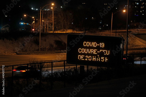 Panneau routier pour avertir du couvre-feu en vigueur à partir de 20 heures. à 5 h au Québec photo