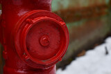 Zawór, czerwonego hydrantu w zbliżeniu.