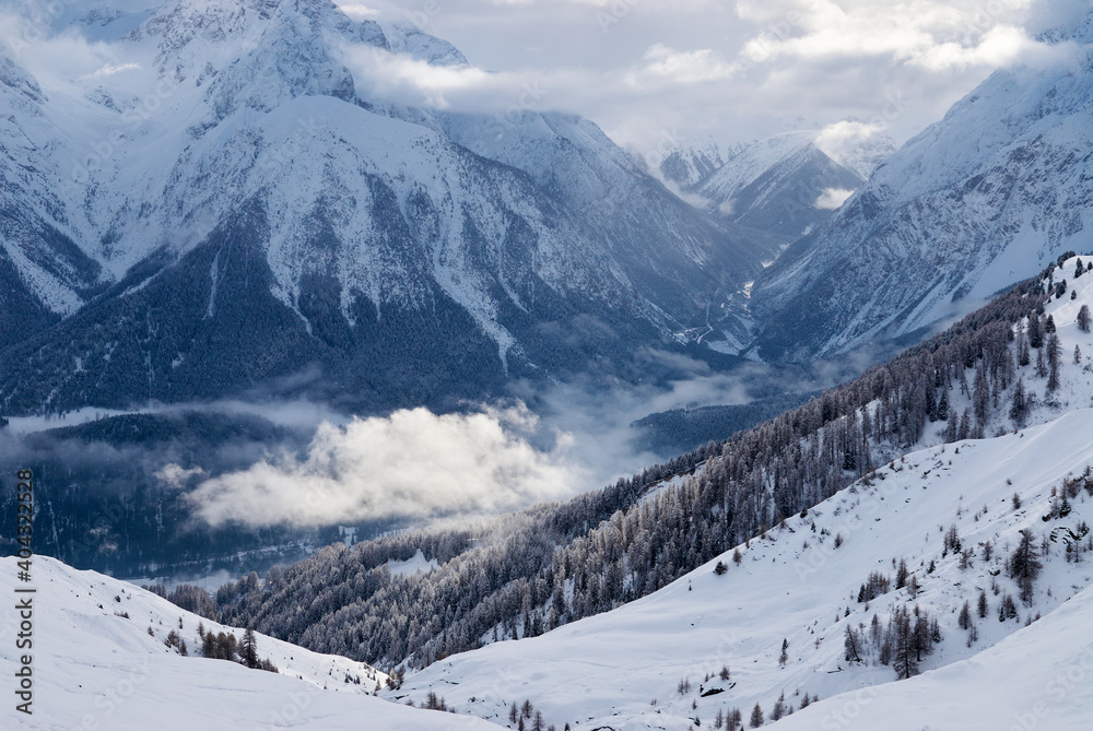 Φωτογραφία Winter view of the mountain valley near Scuol ski resort in Switzerland