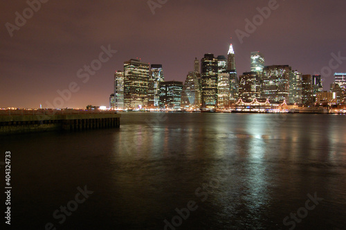 Vista panoramica nocturna del skyline de Manhattan  Nueva York . Rio Hudson. Puente de Brooklyn. Estados Unidos de America