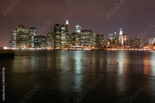 Vista panoramica nocturna de los edificios y rascacielos emblem  ticos de Manhattan  Nueva York . Estados Unidos de America