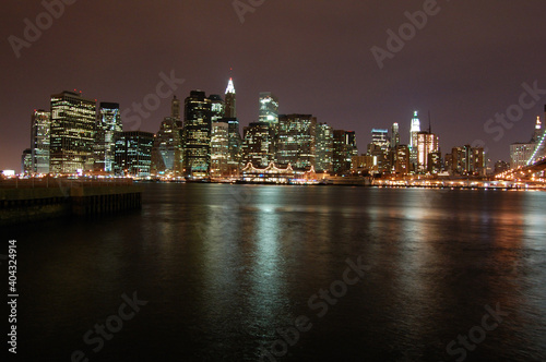 Vista panoramica nocturna de los edificios y rascacielos emblem  ticos de Manhattan  Nueva York . Estados Unidos de America
