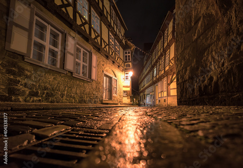 Schöne historische Gasse in der Stadt Quedlinburg im Harz