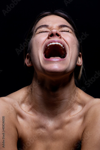Canvas Print Screaming woman on a black background