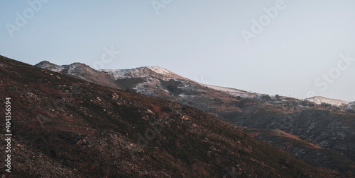 Bonitas montanhas com neve no parque nacional peneda gerês Portugal