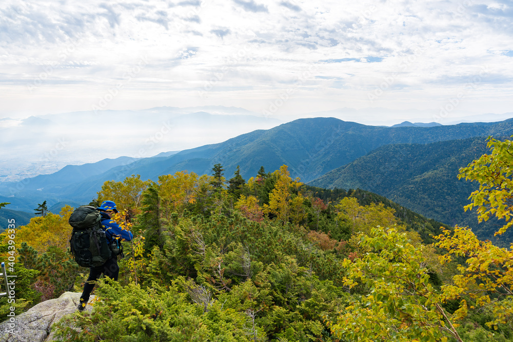 常念岳　紅葉　登山者