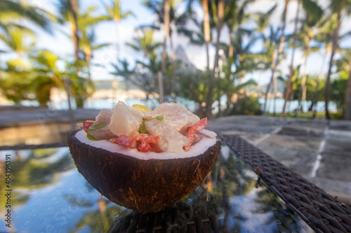 Foto Fresh Poisson Cru raw fish served in a coconut shell for a traditional breakfast