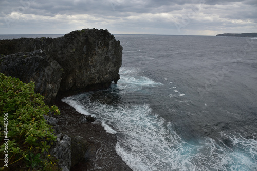 日本の沖縄の辺戸岬の美しく荒々しい風景