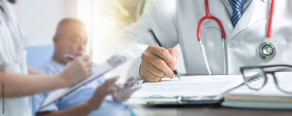 Obraz premium Close up hand of doctor writing and filling up on paper to treatment after checking and history talking with patient
