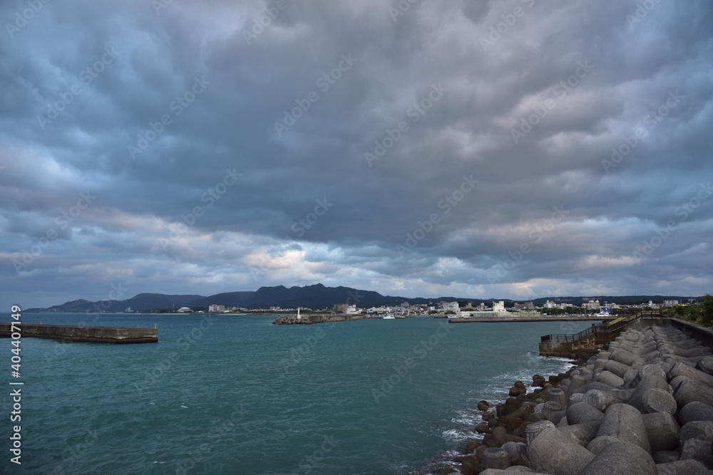 日本の沖縄の美しい海の景色