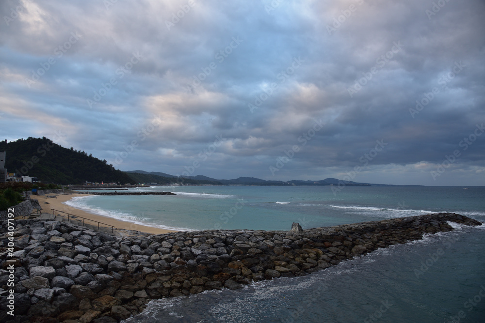 日本の沖縄の美しい海の景色