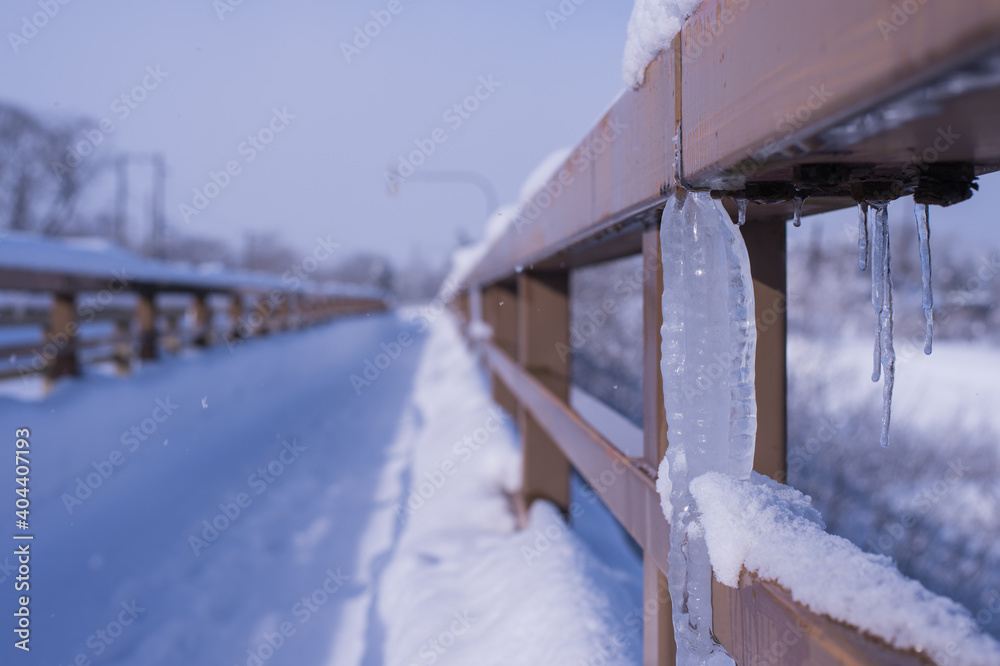 Fototapeta premium 橋に出来たツララ