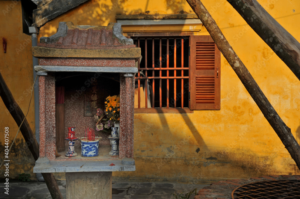 Φωτογραφία A spirit house outside an old house in city of Hoi An, Vietnam.