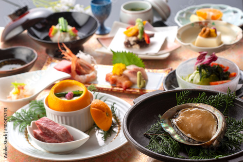 会席 料理 刺身 鮪 調理 懐石 盛り付け 和食 日本 和紙 新鮮 鮮魚 お刺身 煮付