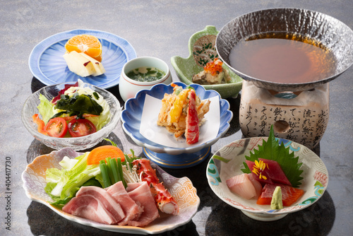 会席 料理 刺身 鮪 調理 懐石 盛り付け 和食 日本 和紙 新鮮 鮮魚 お刺身 煮付