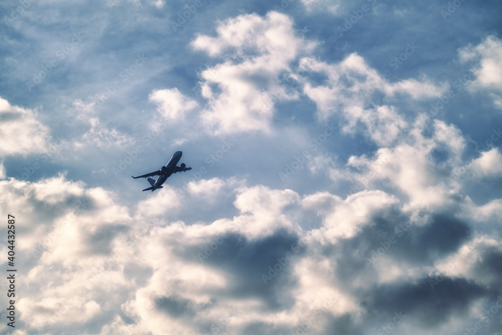 雲間を抜けて上昇する旅客機 雲間を抜けて上昇する旅客機