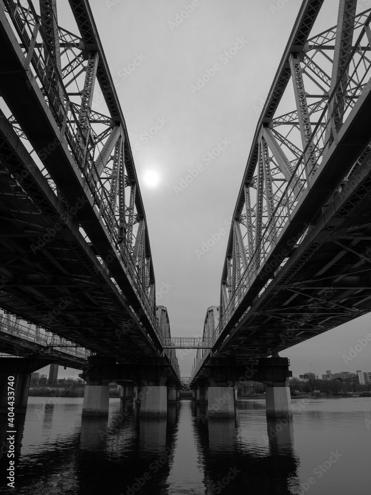 曇り空と鉄橋　モノクローム写真