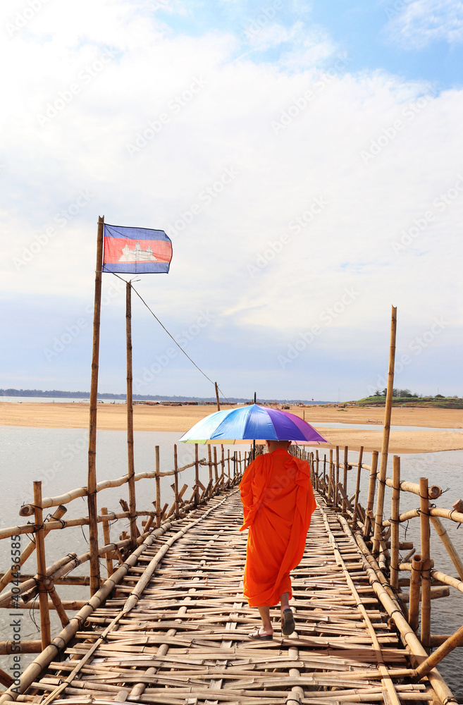 Ταπετσαρία Buddhist monk on bamboo bridge across Mekong, Kampong Cham, Cambodia