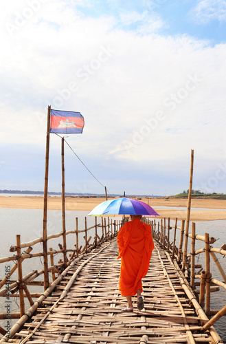 Fotografi Buddhist monk on bamboo bridge across Mekong, Kampong Cham, Cambodia