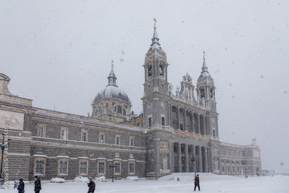 Obraz premium Cathedral of Almudena in madrid theater covered by snow from the storm philomena