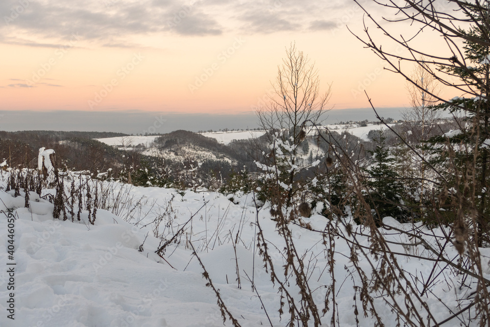 Die Abenddämmerung legt sich über die zauberhafte Schneelandschaft in der Eifel Die Abenddämmerung legt sich über die zauberhafte Schneelandschaft in der Eifel