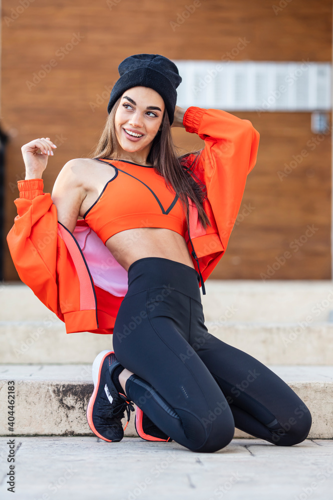 Beautiful fitness model girl posing wearing sport clothes. Girl in the sport  concept. Fitness sport girl in fashion sportswear doing fitness exercise in  the street, outdoor sports, urban style Photos