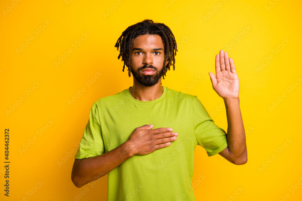 Φωτογραφία Photo of dark skin guy hold hand chest swear truth news concept isolated over vi