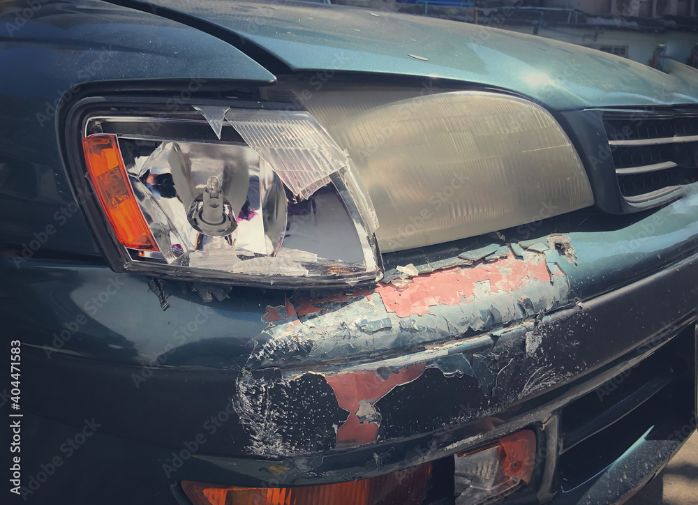 Foto de Front side of accident car. Car crash, green car get damaged by