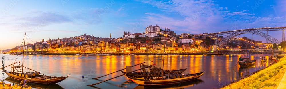 Φωτογραφία Panorama of Porto city and Dom Luis I bridge over Douro river at dusk, Portugal