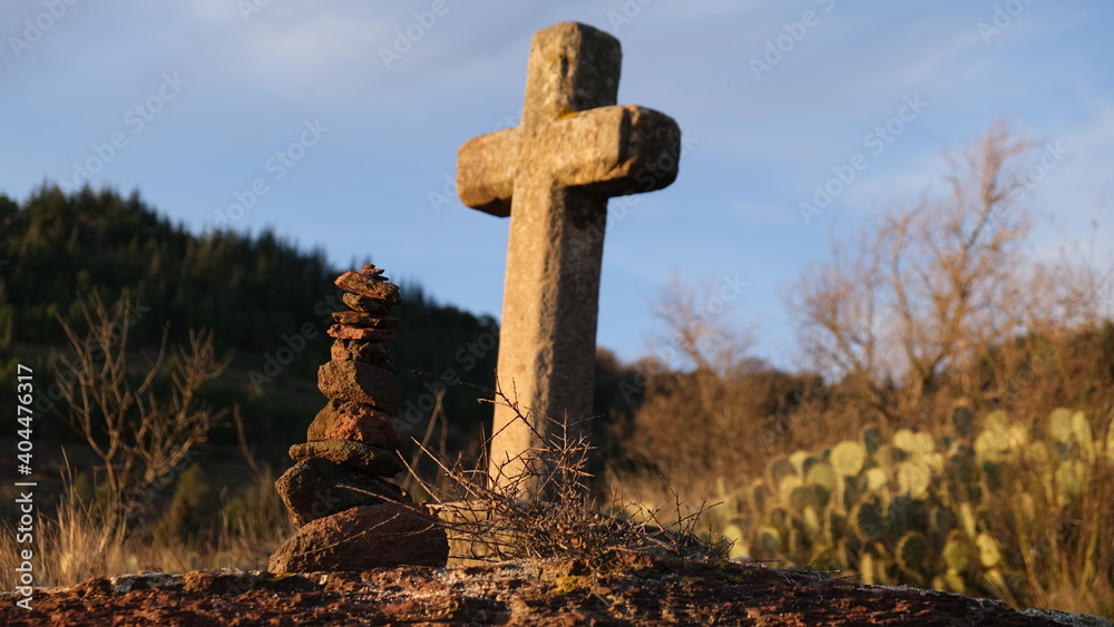une croix en pierre et un kern