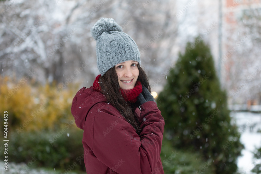 Photo session with a model in the snow, she wears a red coat and a gray hat. It's snowing.
Photo session with a model in the snow, she wears a red coat and a gray hat. It's snowing.