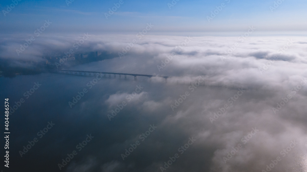 Obraz premium what does the city look like above the fog